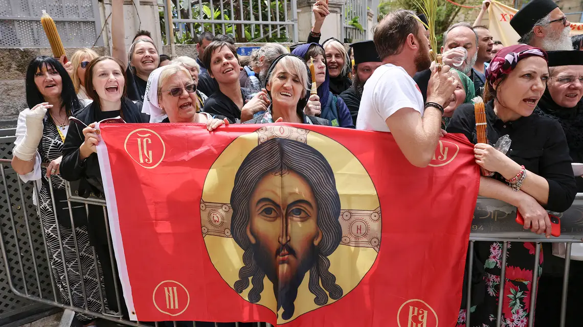 Chrześcijanie na starym mieście w Jerozolimie na drodze prowadzącej do Bazyliki Grobu Świętego. Izrael, 15 kwietnia 2023 r. / fot. AHMAD GHARABLI / AFP / EAST NEWS