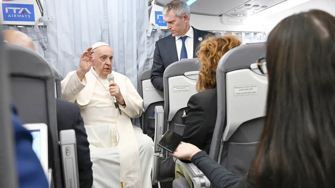 Konferencja prasowa papieża Franciszka na pokładzie samolotu papieskiego. Francja, 23 września 2023 r. / Vatican Pool / Getty Images MARSEILLE, FRANCE - SEPTEMBER 23: (STRICTLY EDITORIAL USE ONLY - NO MERCHANDISING) Pope Francis speaks with journalists aboard the papal plane as he returns to Rome on September 23, 2023 in Marseille, France. Pope Francis visited France's multicultural city of Marseille along the Mediterranean coast, during a migrant crisis along European borders. (Photo by Vatican Media v