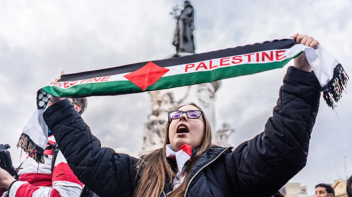 Propalestyńska demonstracja na Placu Republiki w Paryżu, 19 października 2023 r. / Nathan Laine / Bloomberg / Getty Images