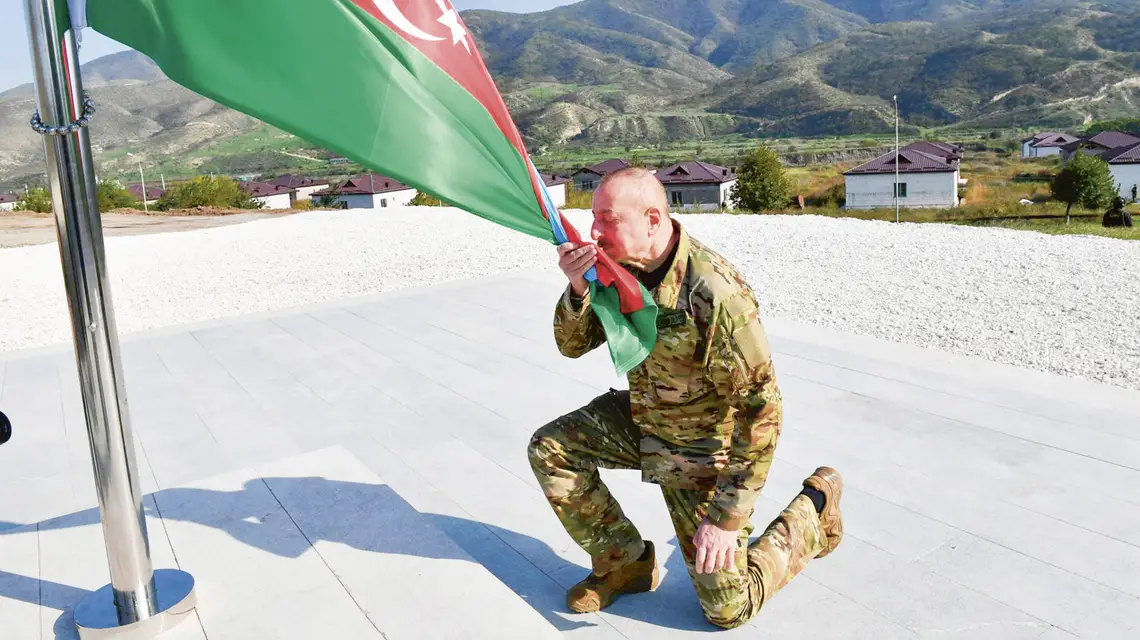 Symbol ormiańskiej klęski: prezydent Ilham Alijew wciąga na maszt flagę Azerbejdżanu w centrum Stepanakertu/Chankendi, stolicy Karabachu. 15 października 2023 r. / Abaca Press / Forum