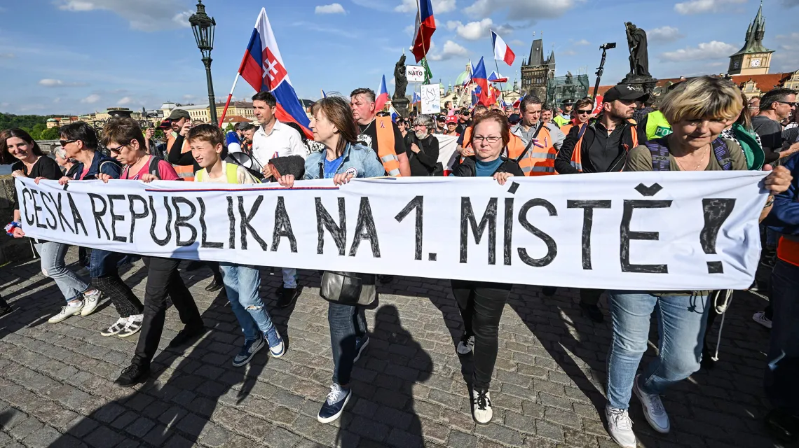 Antyrządowy  protest przeciwko wspieraniu Ukrainy i za wystąpieniem Czech z NATO i Unii Europejskiej, Praga, maj 2023 r. / Michal Kamaryt / CTK / PAP