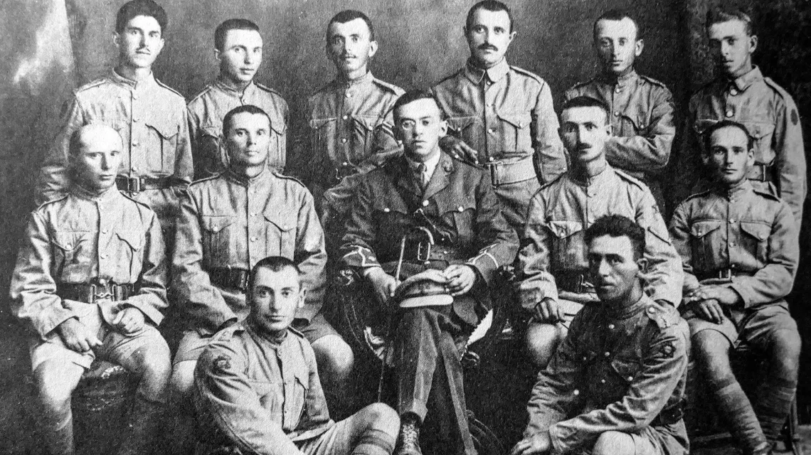 Ze'ev Żabotyński z żołnierzami Legionu Żydowskiego, jesień 1918 r. /  Universal History Archive / Getty Images