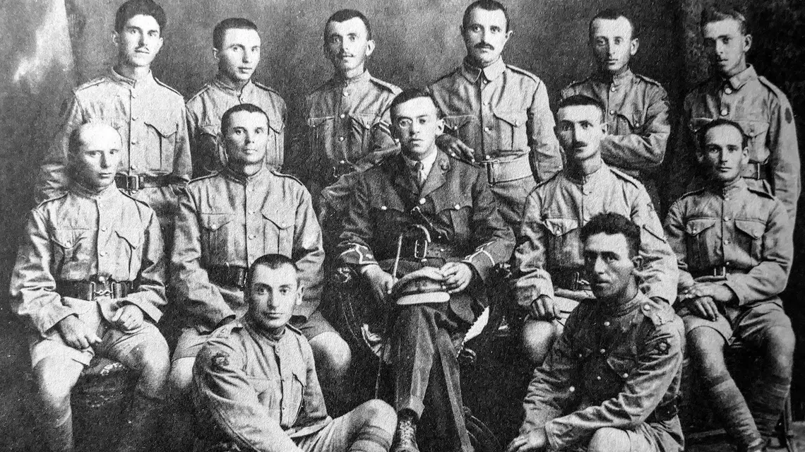 Włodzimierz Ze’ew Żabotyński z żołnierzami legionu żydowskiego, 1918 r.