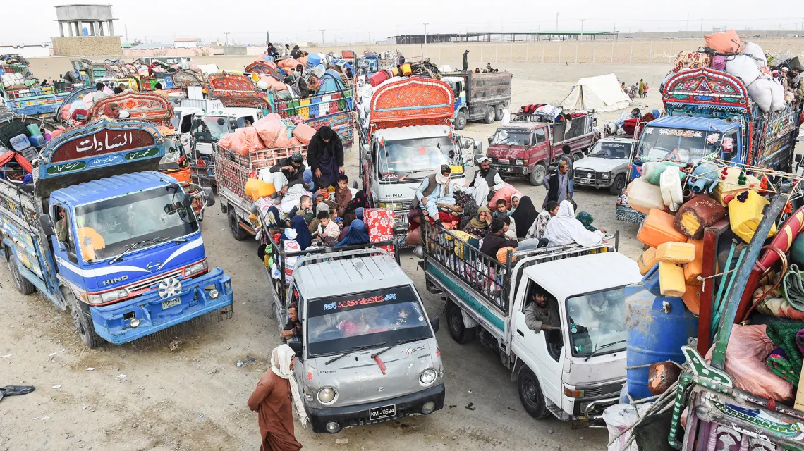 Uchodźcy afgańscy przekraczają granicę Pakistanu z Afganistanem w miejscowości Chaman. 4 listopada 2023 r. / BANARAS KHAN / AFP / EAST NEWS