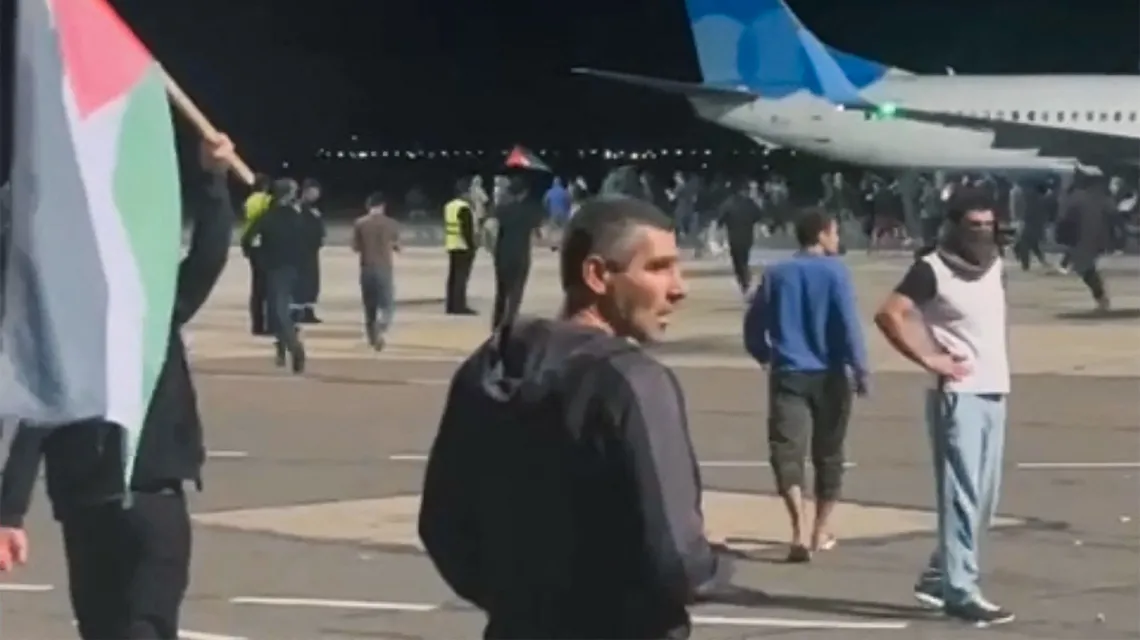 Zamieszki na lotnisku w rosyjskiej kaukaskiej republice Dagestanu po tym jak rozeszły się pogłoski, że przylatuje samolot z Izraela. Machaczkale, 29 października 2023 r. Zdjęcie Telegram / @askrasul / AFP / East News 