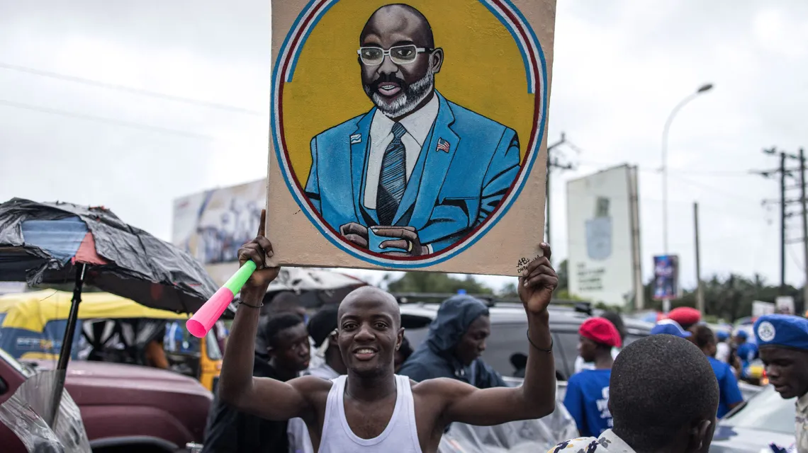 Sympatyk prezydenta Liberii George'a Weah na wiecu wyborczym, Monrovia, październik 2023 r.  / Fot. JOHN WESSELS / AFP / EAST NEWS