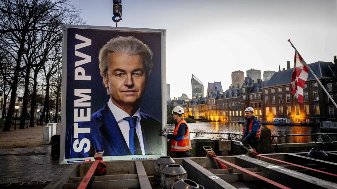 Plakat Geerta Wildersa, lidera zwycięskiej Partii Wolności (PVV), demontowany po wyborach parlamentarnych w Holandii, Haga, 23 listopada 2023 r.  / Fot. Robin Utrecht / AFP) / East News