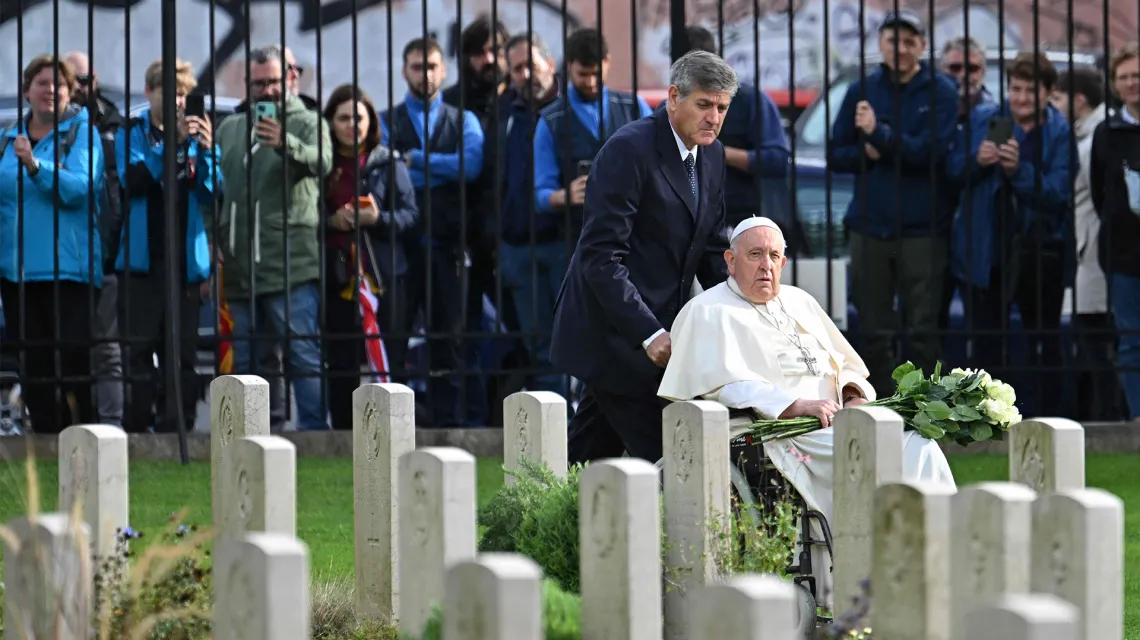 Papież Franciszek na cmentarzu wojennym Commonwealth. Rzym, 2 listopada 2023 r. / ALBERTO PIZZOLI / AFP / EAST NEWS