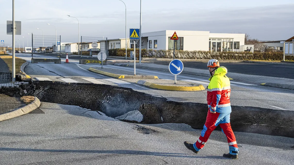 Magma przemieszczająca się pod skorupą ziemską uszkodziła drogi i budynki w mieście Grindavik. Islandia, 13 listopada 2023 r. / KJARTAN TORBJOERNSSON / AFP / EAST NEWS