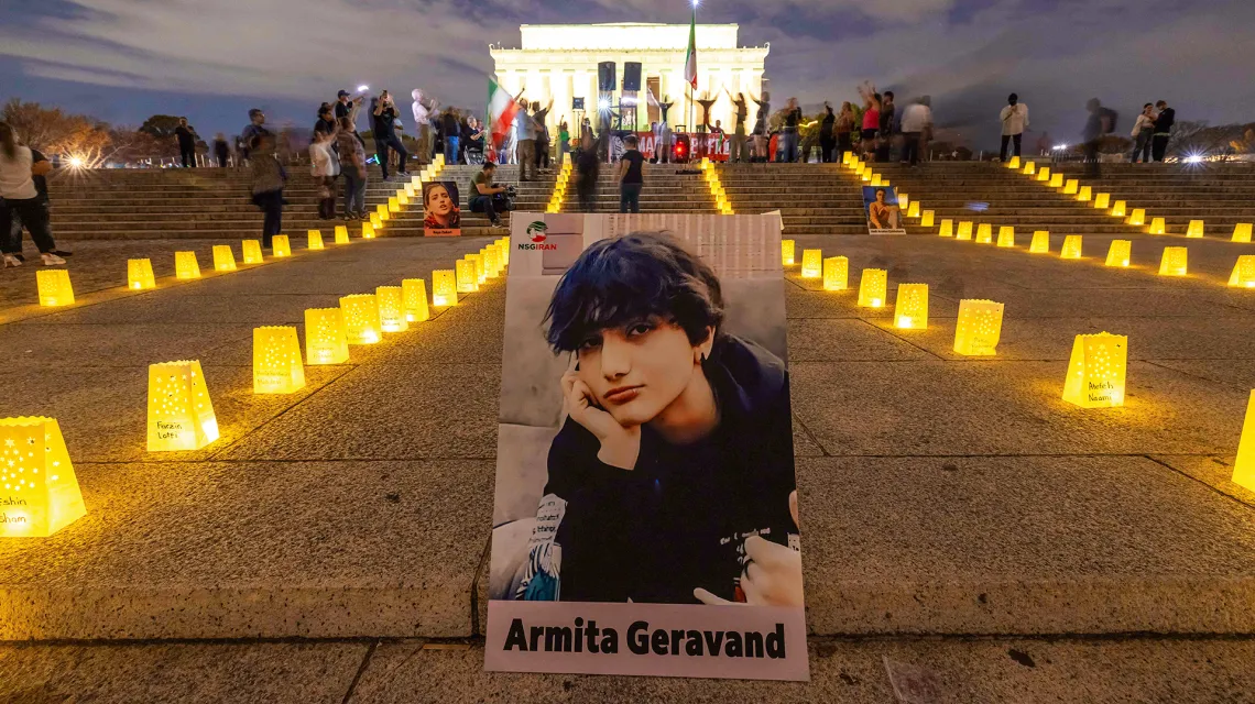 Plakat Armity Geravand, 16-letniej irańskiej licealistki, która zmarła kilka tygodni po zatrzymana przez policję obyczajową za nieprawidłowy strój. Przed pomnikiem Lincolna w Waszyngtonie, 28 października 2023 r. / Middle East Images /ABACA / East News