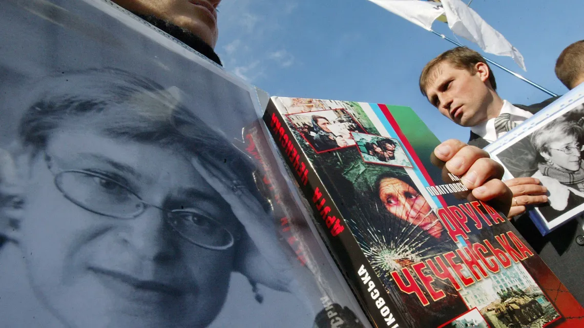 Ukraińscy dziennikarze oddają hołd rosyjskiej dziennikarce Annie Politkowskiej przed ambasadą rosyjską. Kijów, 10 października 2006 r. / SERGEY SVETLITSKIY / REPORTER / EAST NEWS