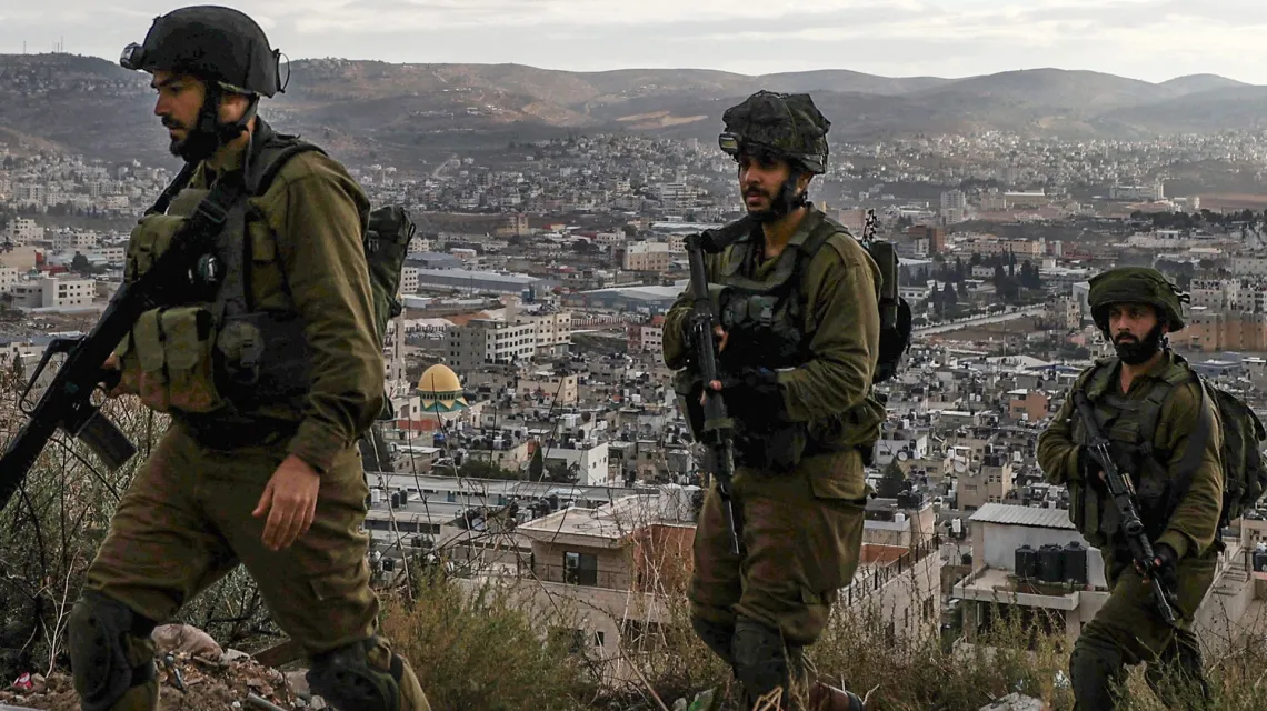 Izraelscy żołnierze podczas nalotu na obóz uchodźców Balata, na wschód od Nablusu na Zachodnim Brzegu, 19 listopada 2023 r. / JAAFAR ASHTIYEH / AFP / EAST NEWS