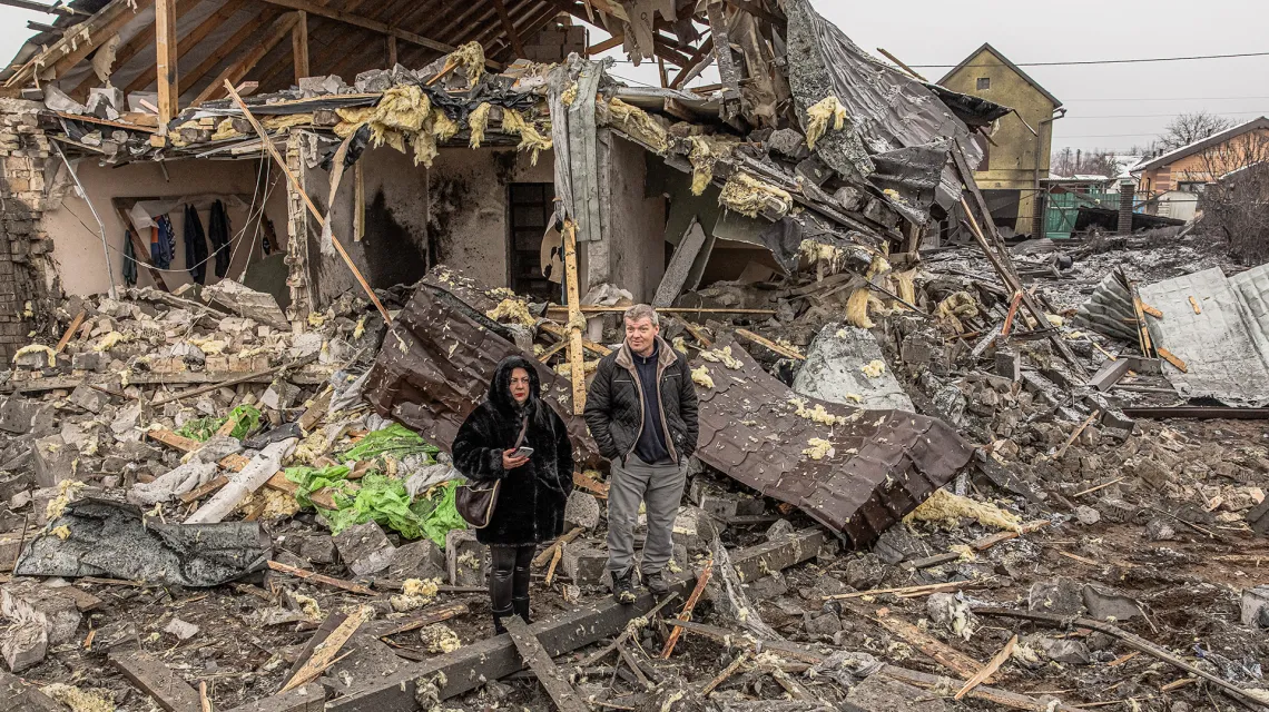 Mieszkańcy wsi Awdijiwka przed swoim domem po ostrzale wojsk rosyjskich. Ukraina, 11 grudnia 2023 r. / fot. ROMAN PILIPEY / AFP / EAST NEWS