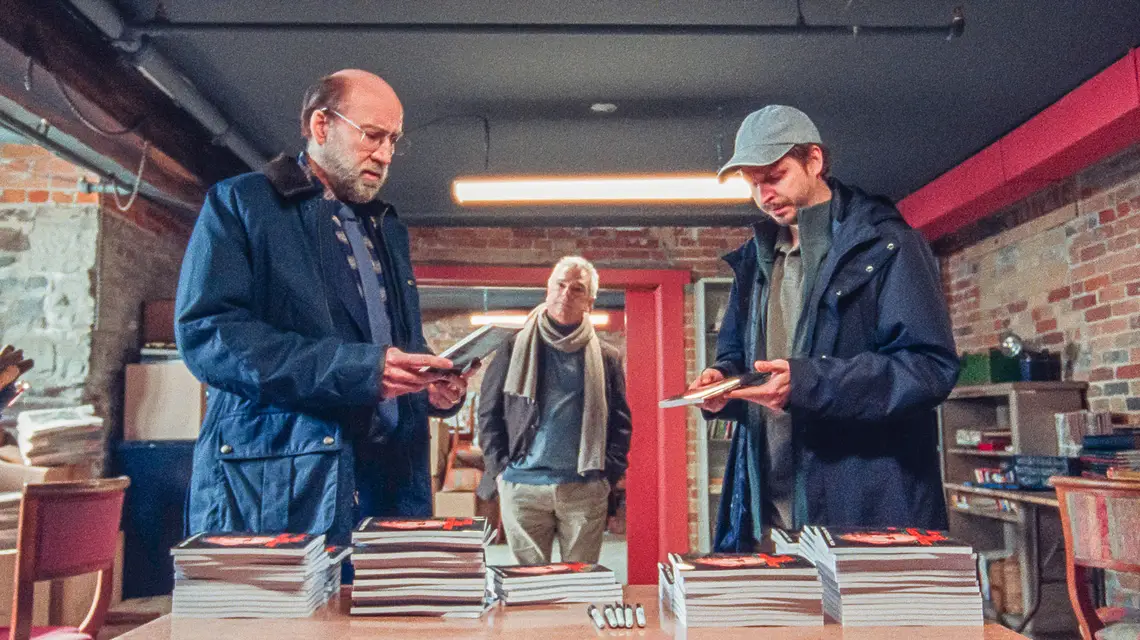 Nicolas Cage (jako Paul Matthews), Richard Jutras (jako Jean) i Michael Cera (jako Trent) w filmie "Dream Scenario", 2023. // materiały prasowe