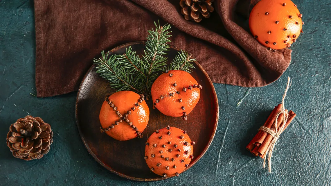 Pomarańcza nabita goździkami pomóc miała m.in w leczeniu dżumy. / Pixel-Shot / Shutterstock