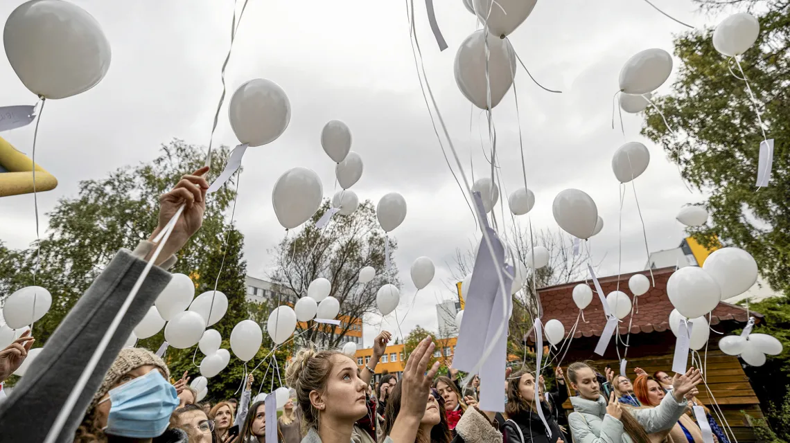Dzień dziecka utraconego - białe balony na znak solidarności z rodzicami, którzy utracili dziecko. Katowice, 15 października 2021 r. / fot. Grzegorz Celejewski / Agencja Wyborcza.pl