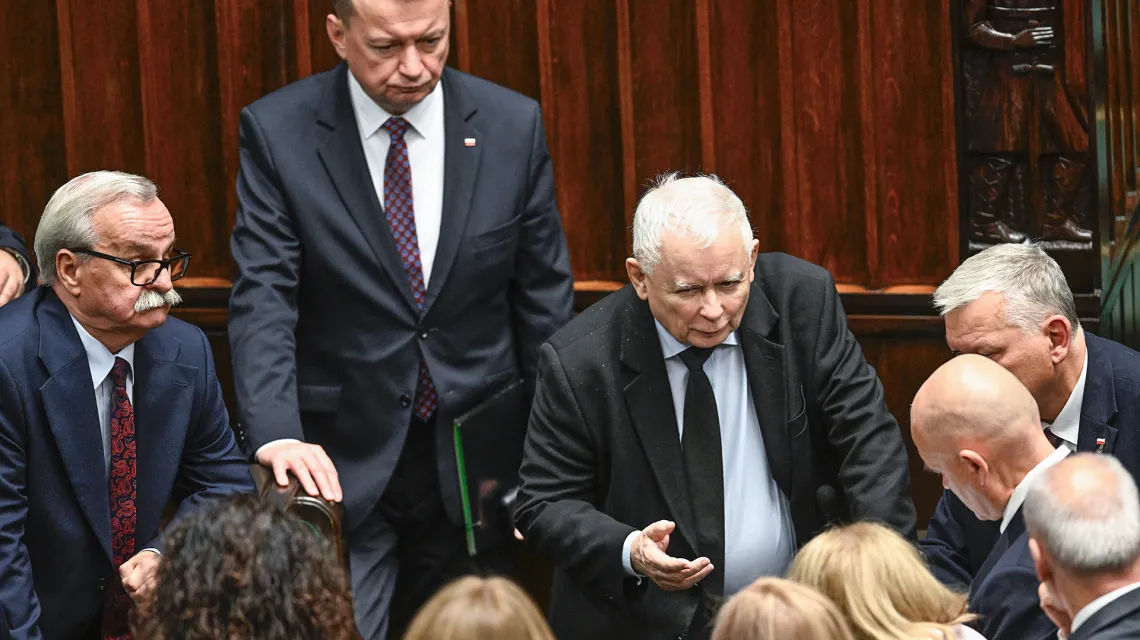 Jarosław Kaczyński w otoczeniu posłów PiS. Warszawa, 13 listopada 2023 r. 