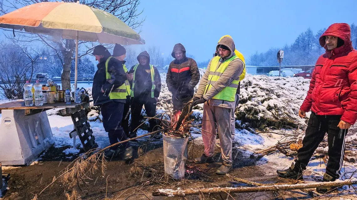 Ukraińscy kierowcy na parkingu niedaleko Korczowej, 29 listopada 2023 r. / Fot. Marek Rabij