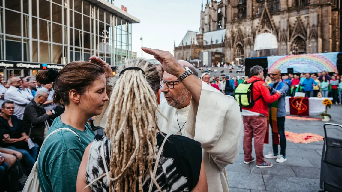 Błogosławienie par homoseksualnych przed katedra w Kolonii, Niemcy, wrzesień 2023 r. // Fot. Felix von der Osten / The Washington Post / Getty Images