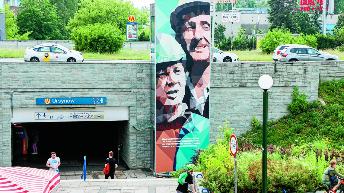 Mural z bohaterami serialu "Czterdziestolatek" przy stacji metra Ursynów. Warszawa, 18 czerwca 2020 r. / fot. Jakub Kamiński / EAST NEWS