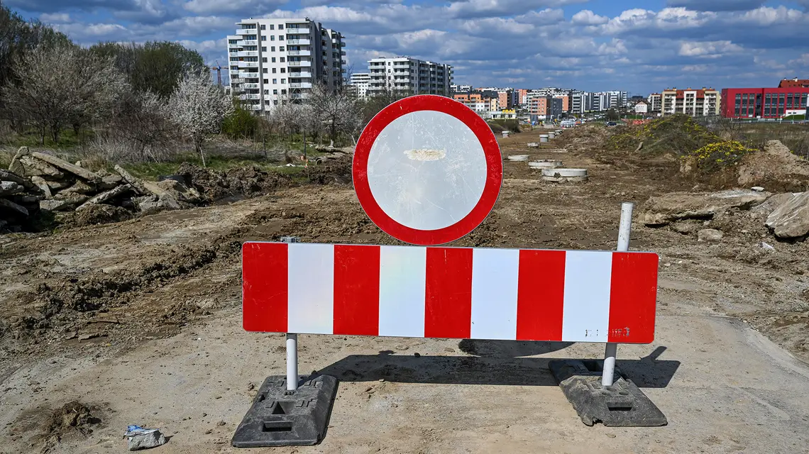 Nowe osiedle mieszkaniowe bez drogi dojazdowej. Rzeszów, 13 kwietnia 2023 r. / fot. Darek Delmanowicz / PAP