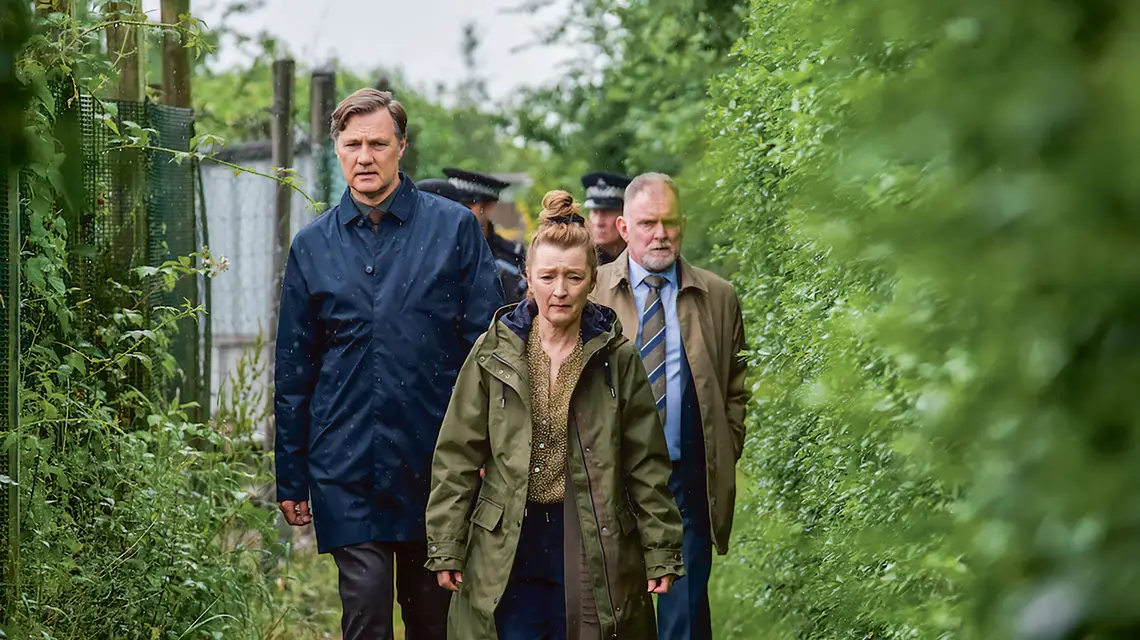 David Morrissey (jako nadinspektor Ian St Clair), Lesley Manville (Julie Jackson) i Robert Glenister (komisarz Kevin Salisbury) w serialu "Sherwood", BBC 2022 / materiały prasowe