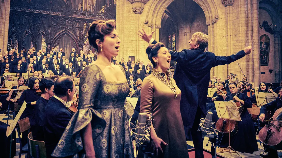 Kadr z filmu "Maestro", Netflix, 2023. Od lewej: Isabel Leonard, Rosa Feola i Bradley Cooper (jako Leonard Bernstein) / materiały prasowe