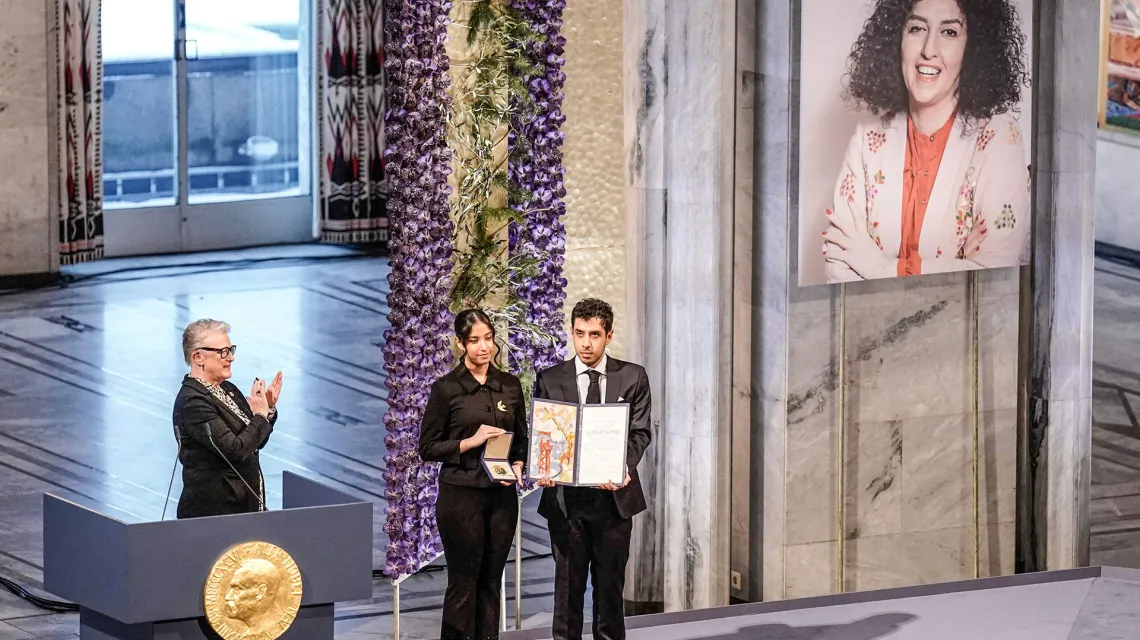 Kiana i Ali Rahmani, dzieci Narges Mohammadi, z pokojową nagrodą Nobla przyznana ich matce. Oslo, 10 grudnia 2023 r. / Fot. FREDRIK VARFJELL / East News