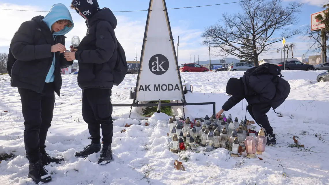 Młodzież z Andrychowa na miejscu znaleziena 14-letniej Natalii. / fot. Jakub Włodek / Agencja Wyborcza.pl
