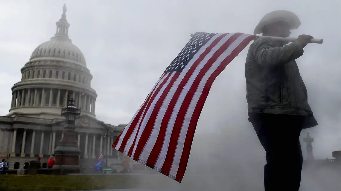 Zwolennik prezydenta USA Donalda Trumpa przed Kapitolem Stanów Zjednoczonych. Waszyngton, 6 stycznia 2021 r. / Fot. OLIVIER DOULIERY / AFP / EAST NEWS
