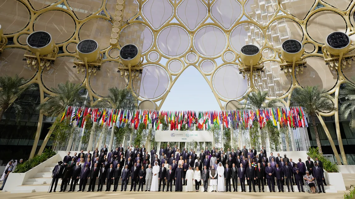 Światowi przywódcy podczas szczytu klimatycznego ONZ COP28. Dubaj, Zjednoczone Emiraty Arabskie, 1 grudnia 2023 r. / Fot. Peter Dejong / AP / East News