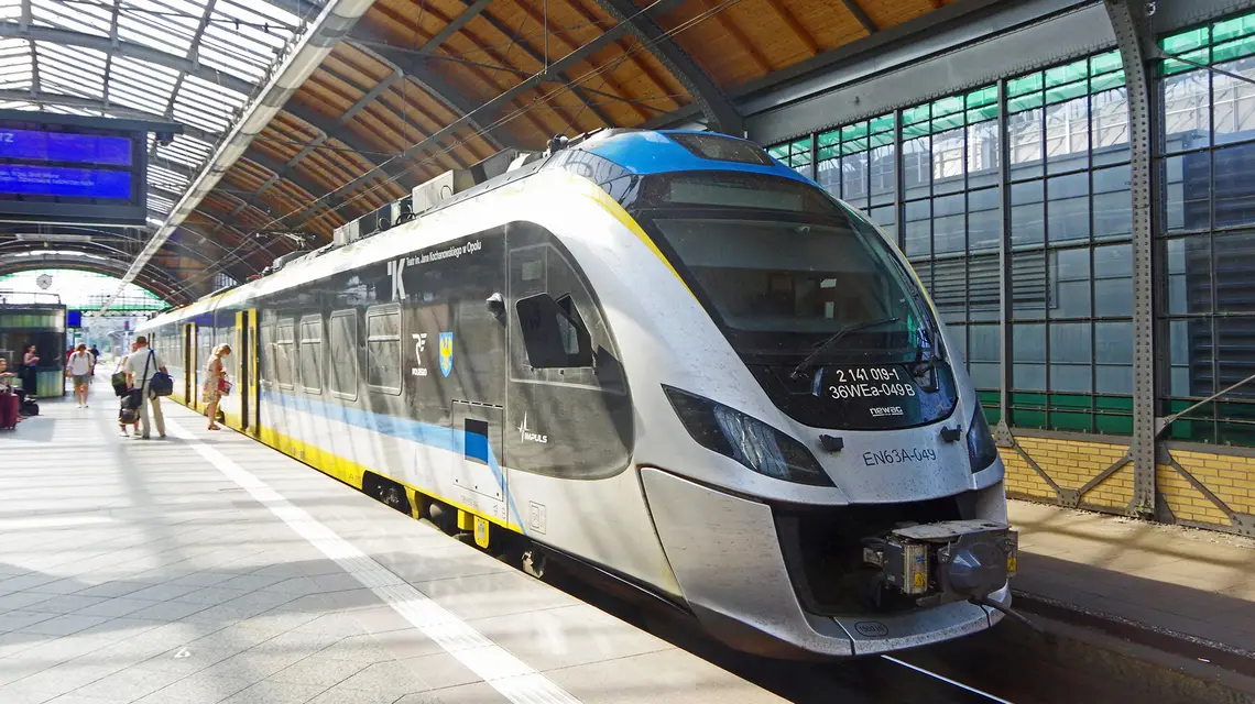 Pociąg firmy Newag na peronie we Wrocławiu. / Zofia Bazak / EAST NEWS