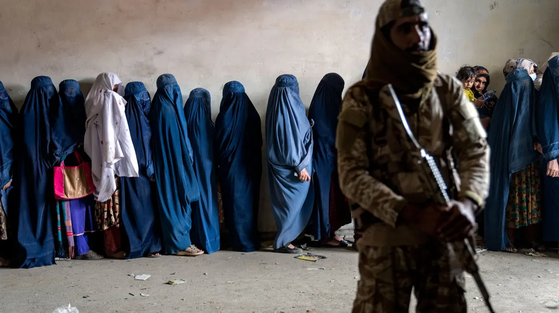 Kobiety oczekujące na pomoc hunanitarną, Kabul, maj 2023 r. // fot. Ebrahim Noroozi / AP / East News