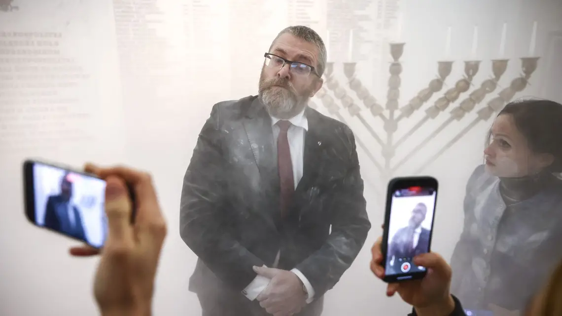 Poseł Grzegorz Braun przy użyciu gaśnicy zgasił zapalone w Sejmie chanukowe świecie. Warszawa, 12.12.2023 / fot. Beata Zawrzel/REPORTER