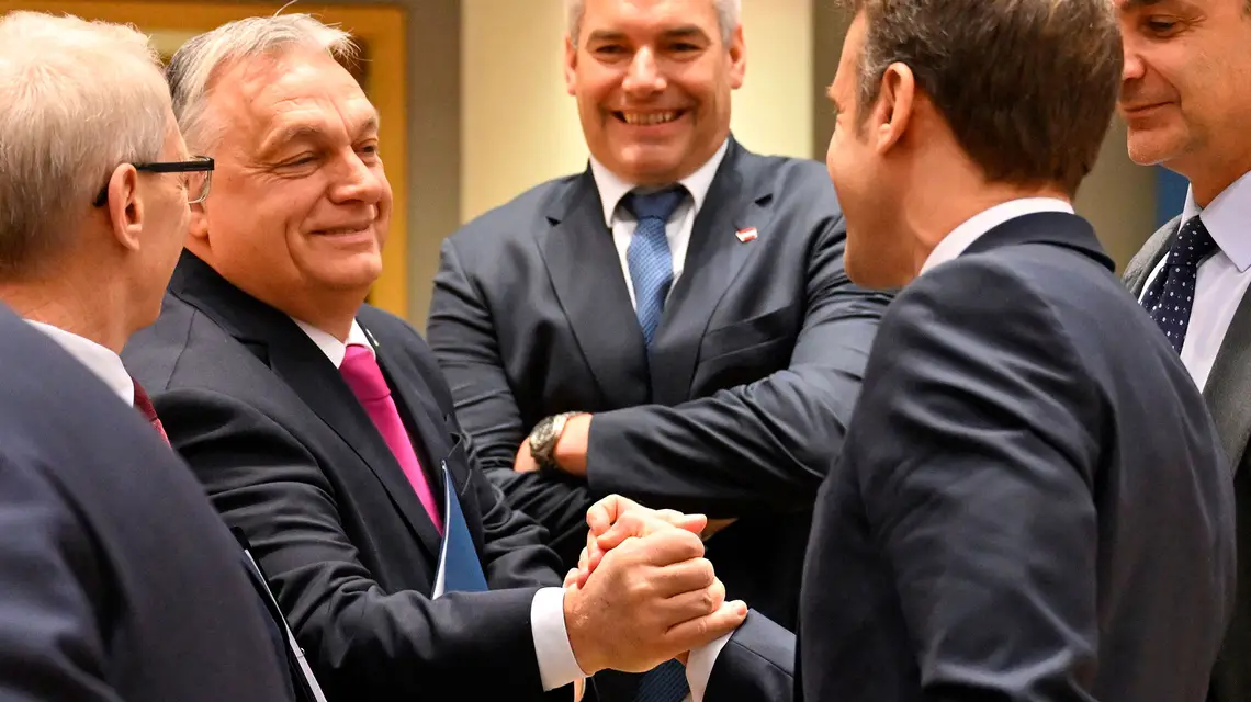 Premier Węgier Viktor Orbán (z lewej) i prezydent Francji Emmanuel Macron przed posiedzeniem Komisji Europejskie, Bruksela, 14 grudnia 2023 r. // fot. Miguel Medina / AFP / East News