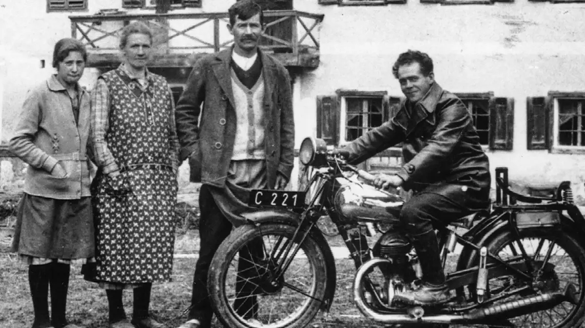 Franz Jaegerstaetter (na motocyklu) przed gospodarstwem w St. Radegund koło Linzu z rodziną (dd lewej) przybraną siostrą Aloizą, matką Rosalią i przybranym ojcem Heinrichem. Zdjęcie niedatowane / Fot. Erna Putz / Dioezese Linz / Forum