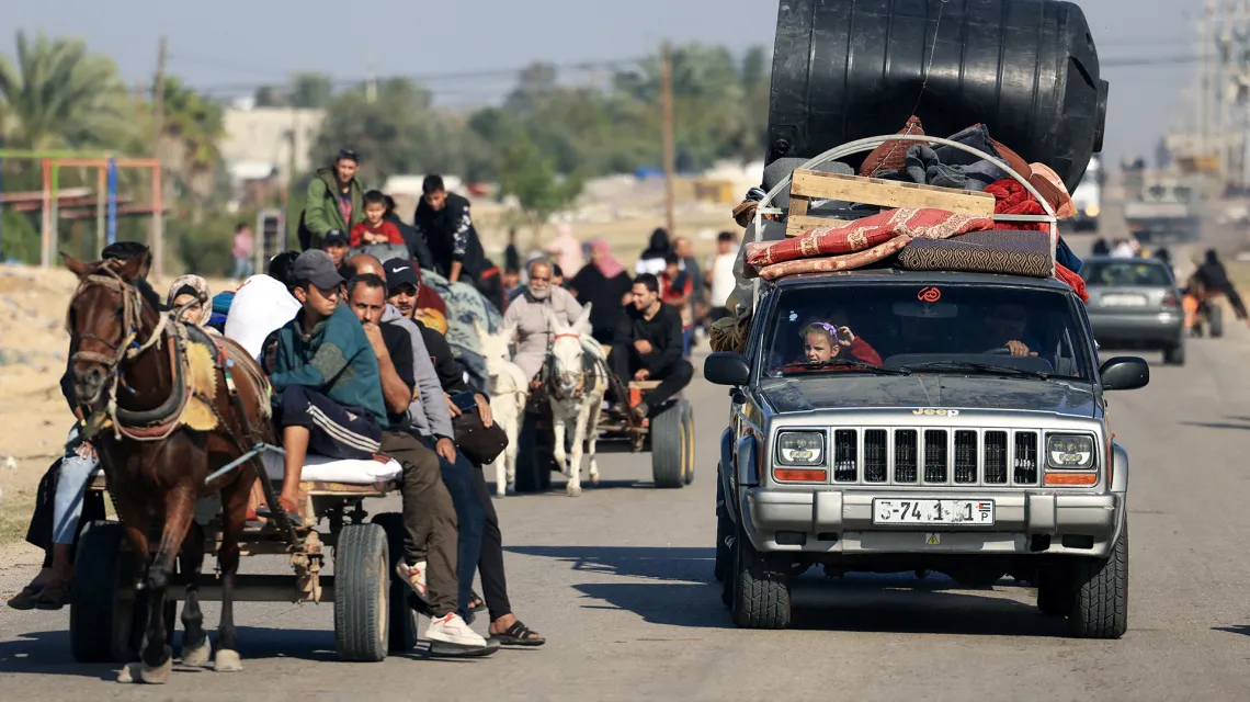 Palestyńscy cywile uciekają z Khan Yunis w południowej Strefie Gazy. 3 grudnia 2023 r. / Fot. Mahmud Hams / AFP / East News