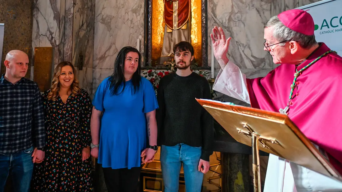 Bp Denis Nulty błogosławi pary w wigilię Walentynek, Dublin, 13 lutego 2023 r. // fot. Artur Widak / Agencja Anadolu / Getty Images