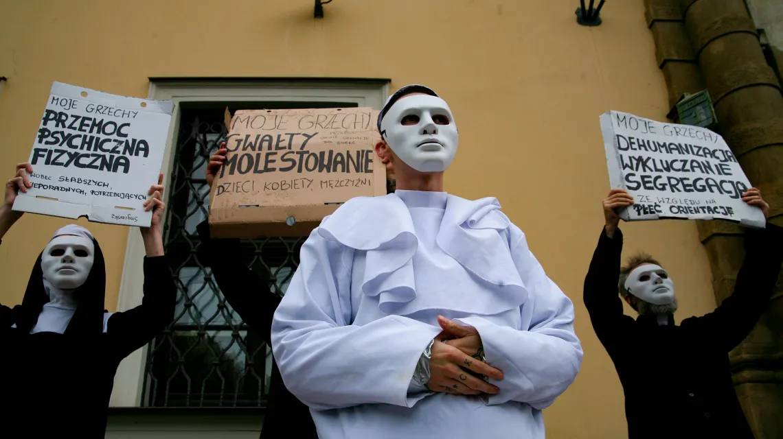 Protest przed krakowską kurią przeciwko przestępstwom księży, październik 2023 r. // fot. Klaudia Radecka/NurPhoto via Getty Images