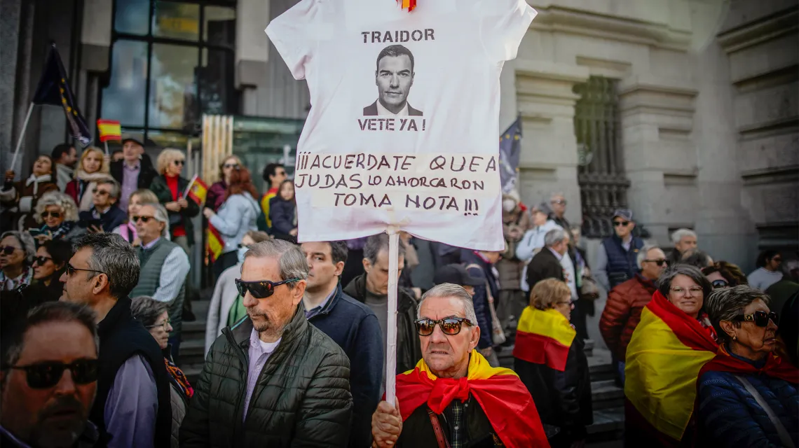 Demonstracja przeciwko amnestii dla katalońskich niepodległościowców na  Plaza de Cibeles. Madryt, 18 listopada 2023 r / Fot. David Canales /SOPA Images /LightRocket / Getty Images