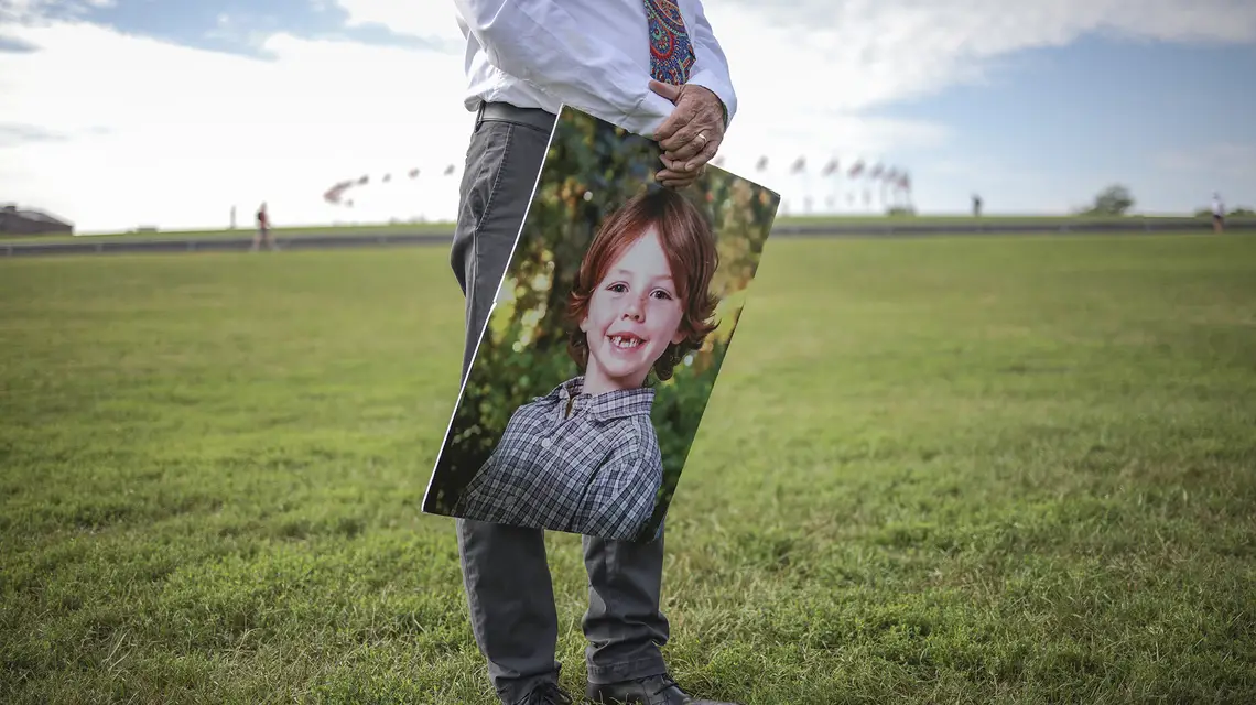 Ojciec ze zdjęciem syna Daniela, który zginął w strzelaninie w szkole Sandy Hook. Waszyngton, 13 września 2023 r. / fot. Win McNamee / Getty Images