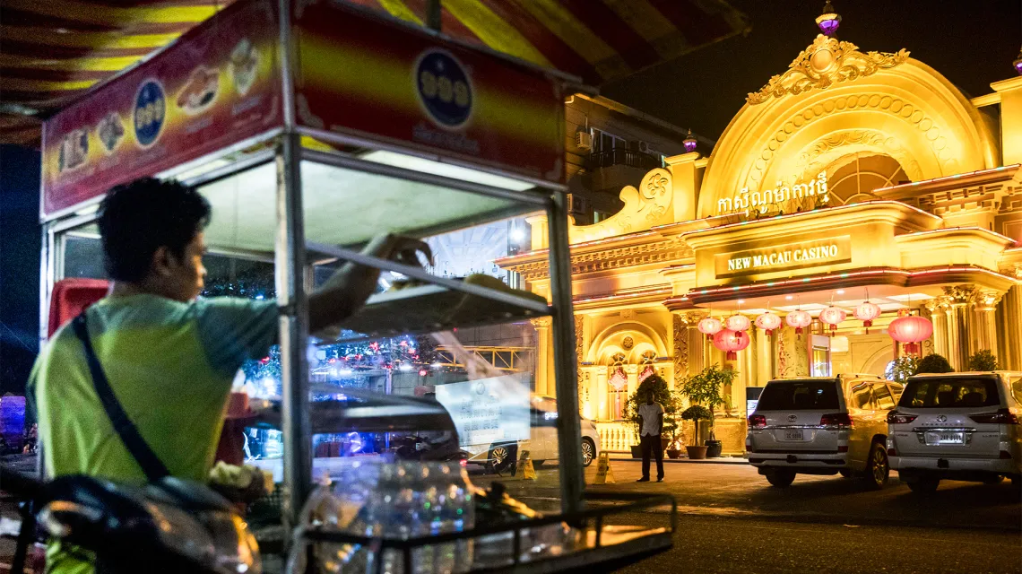 Przed kasynem New Macau w kurorcie Sihanoukville. Kambodża, 30 marca 2018 r. / Fot. Brent Lewin / Bloomberg / Getty Images