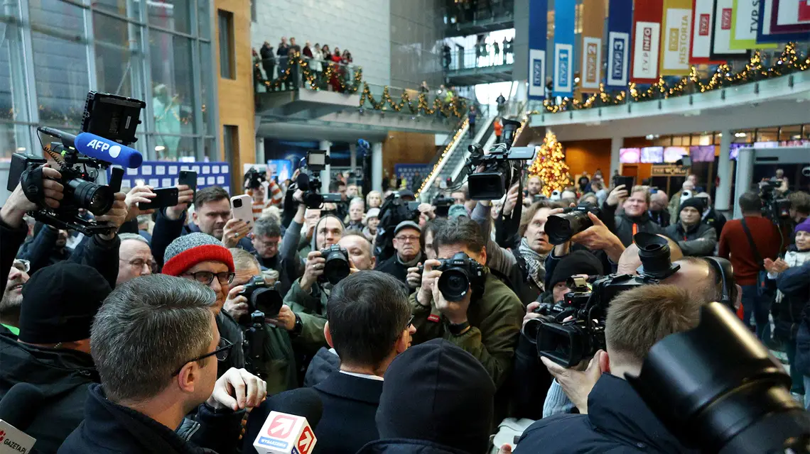 Przybycie Mateusza Morawieckiego do siedziby TVP przy ul. Woronicza. Warszawa, 12 grudnia 2023 r. / Fot. Michał Żebrowski / East News