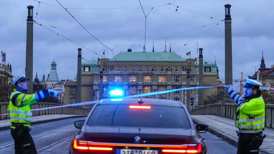 Policja patroluje centrum Pragi po strzelaninie na Uniwersytetu Karola. Czechy, 21 grudnia 2023 r. Petr David Josek / AP / EAST NEWS
