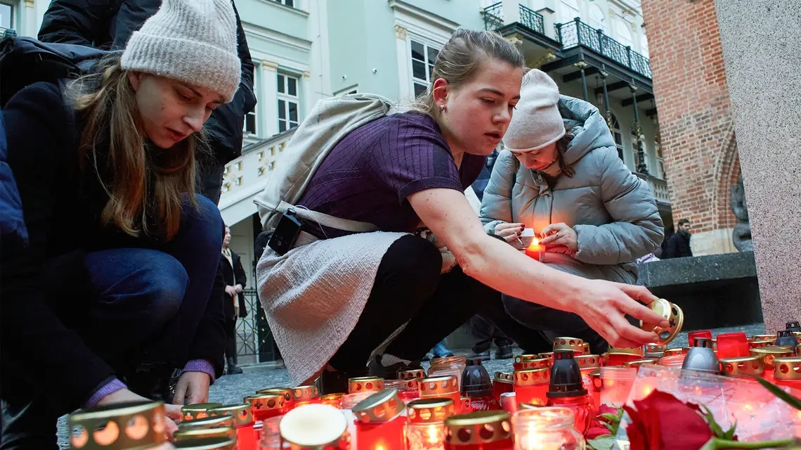 Przed Uniwersytetem Karola. Praga, 22 grudnia 2023 r. / Fot. Martin Hladik / AFLO / EAST NEWS