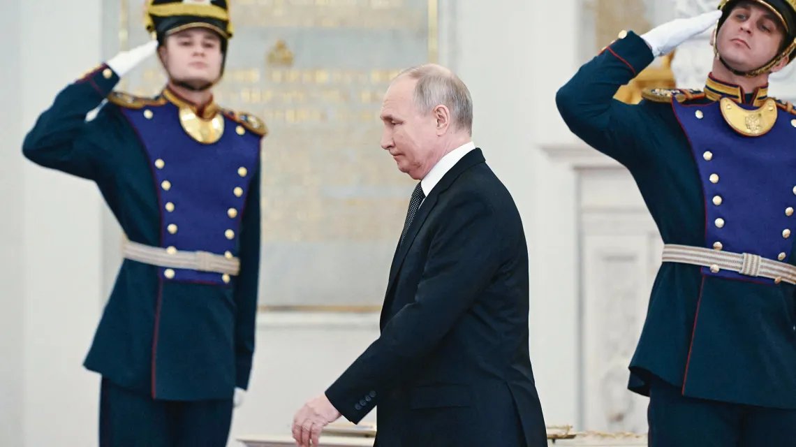 Putin na ceremonii odznaczenia Złotą Gwiazdą Bohatera Rosji uczestników wojny na Ukrainie. Kreml, 8 grudnia 2023 r. / SERGEY GUNEYEV / AFP / EAST NEWS 