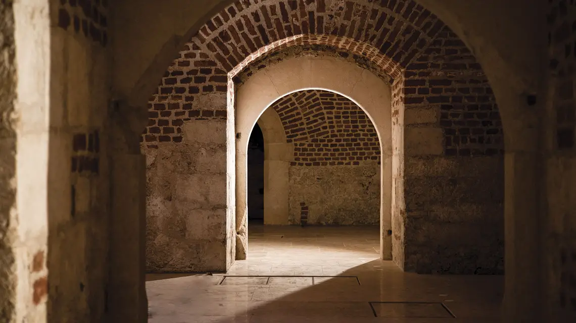 Wnętrza renesansowych piwnic pod wschodnim skrzydłem pałacu // fot. materiały prasowe