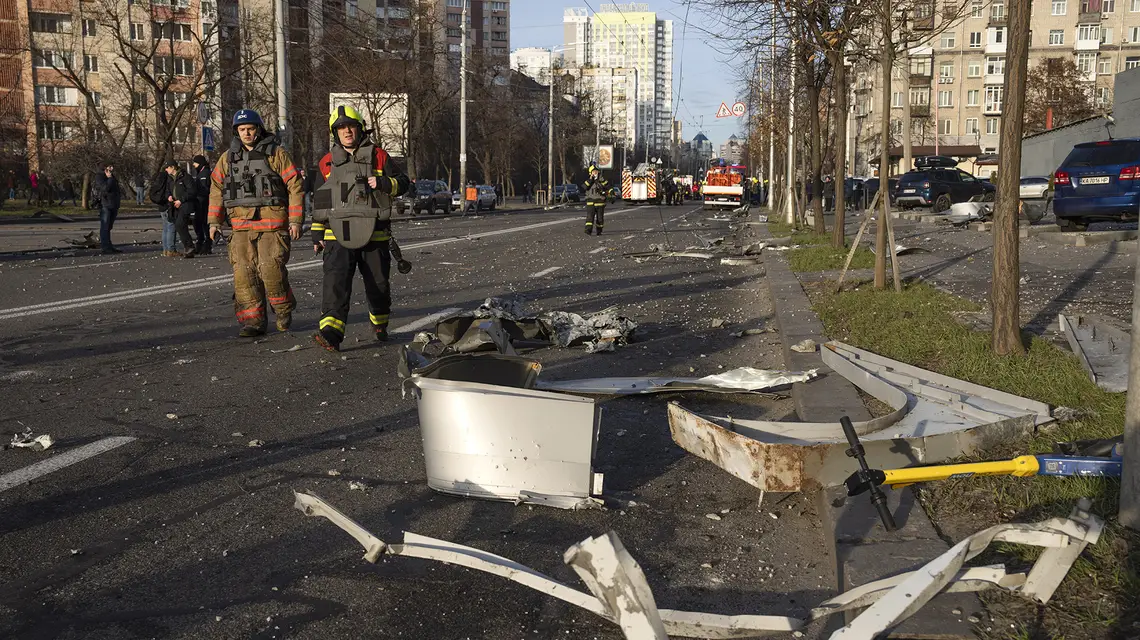 Zmasowany rosyjski atak rakietowy na Ukrainę. Kijów, 29 grudnia 2023 r. / Fot. Efrem Lukatsky / AP / East News
