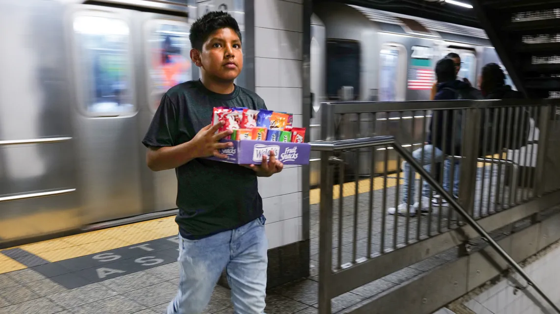 Młody chłopiec sprzedaje słodycze na stacji metra. Nowy Jork, 18 sierpnia 2023 r. / Fot. Spencer Platt / Getty Images 