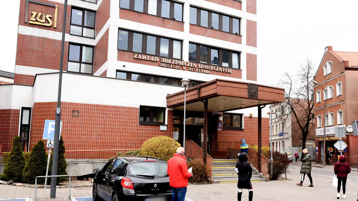 Przed Zakładem Ubezpieczeń Spolecznych w Olsztynie. / Fot. Fot. Robert Robaszewski / Agencja Wyborcza.pl